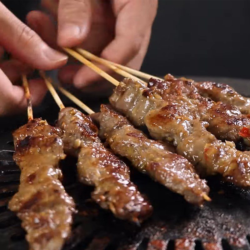 Step 3 Skewering and grilling beef Cambodian grilled beef sandwich