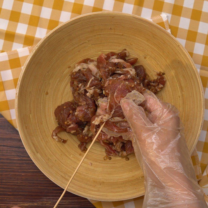 Step 4 Skewer the meat and grill Thai-style grilled meat