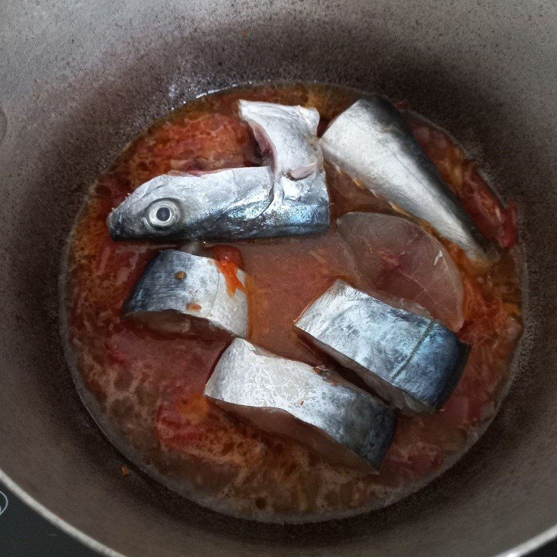 Step 3 Braised mackerel with tomatoes