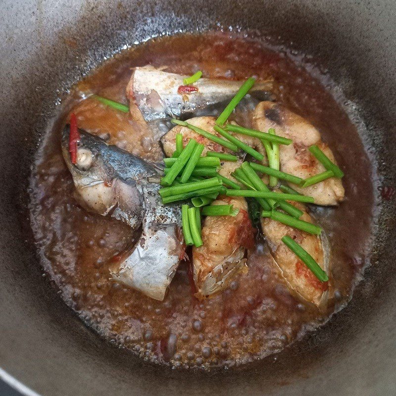 Step 3 Braised mackerel with tomatoes