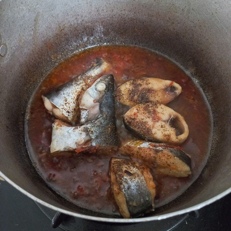 Step 3 Braised mackerel with tomatoes