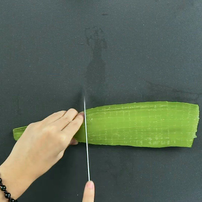 Step 1 Prepare Aloe Vera for Aloe Vera with Rock Sugar