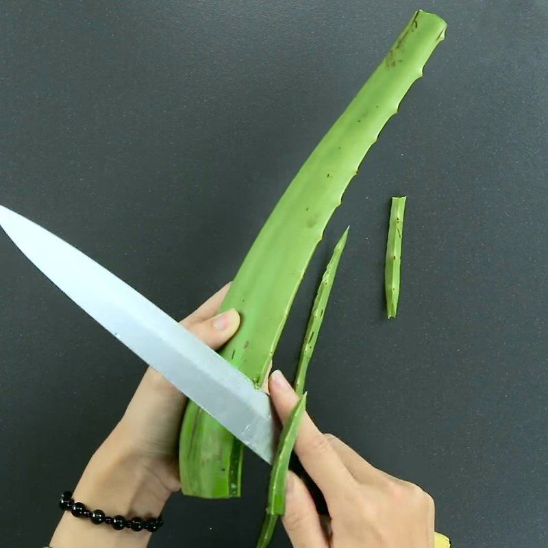 Step 1 Prepare Aloe Vera for Aloe Vera with Rock Sugar