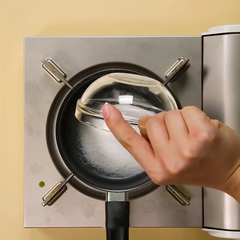 Step 1 Boil sugar water for Corgi butt marshmallow