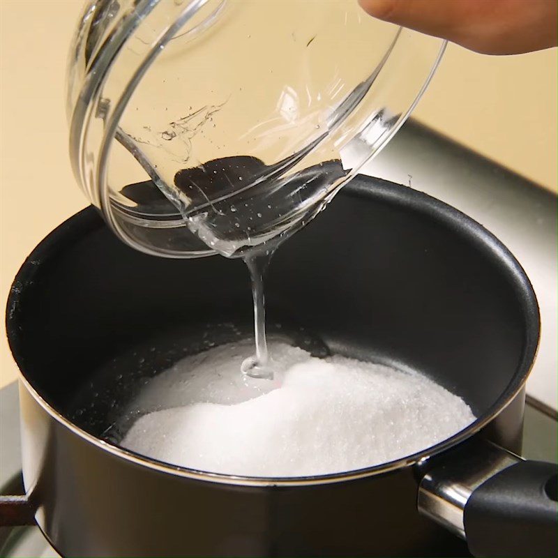 Step 1 Boil sugar water for Corgi butt marshmallow