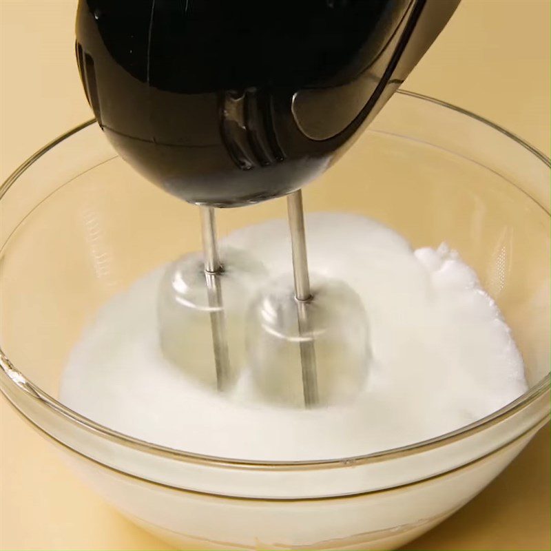 Step 2 Whip egg whites for Corgi butt marshmallow