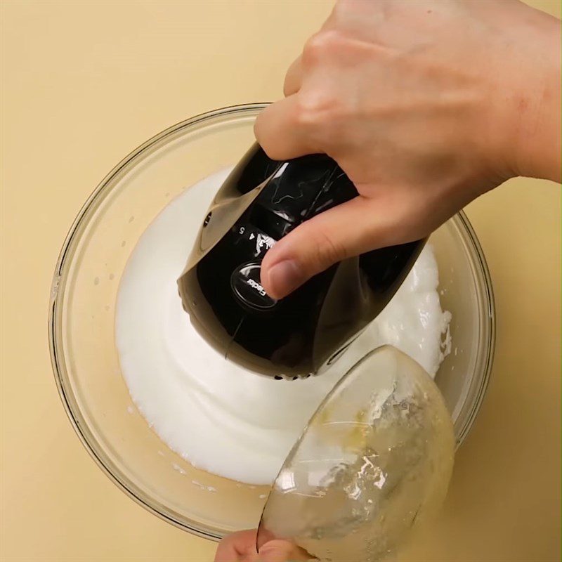 Step 2 Whip egg whites for Corgi butt marshmallow