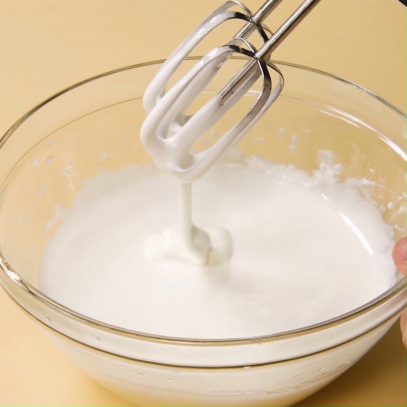 Step 2 Whip egg whites for Corgi butt marshmallow