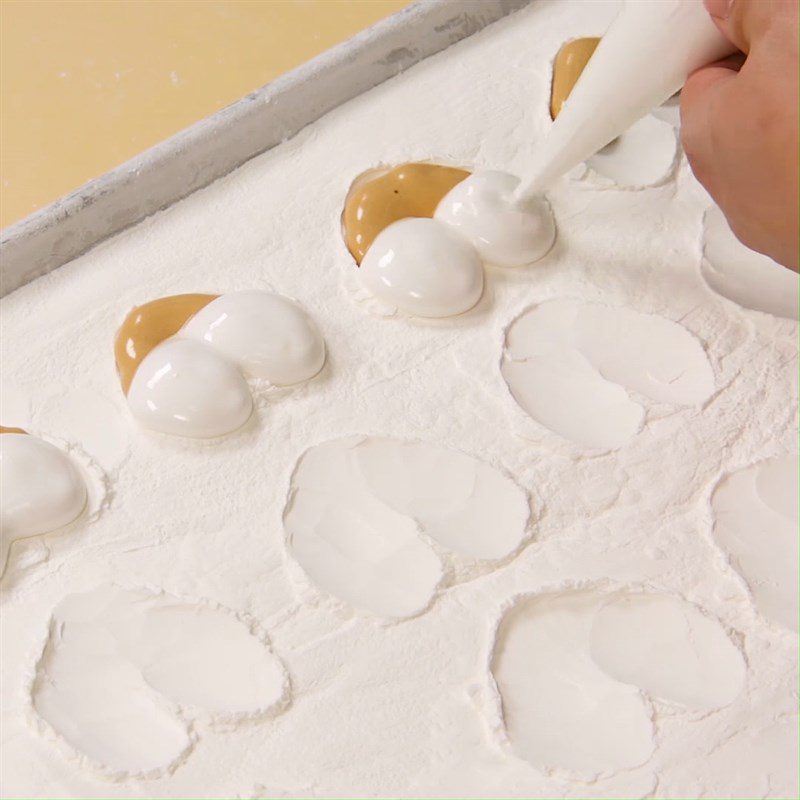 Step 5 Shape the candy Corgi bottom-shaped marshmallow