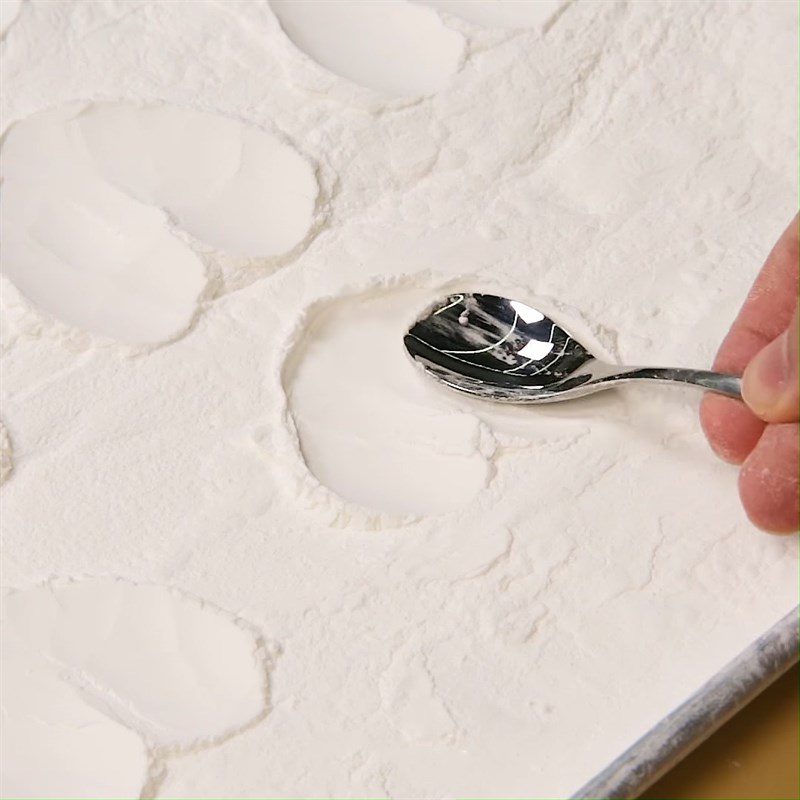 Step 5 Shape the candy Corgi bottom-shaped marshmallow