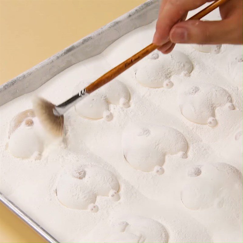 Step 5 Shape the candy Corgi bottom-shaped marshmallow