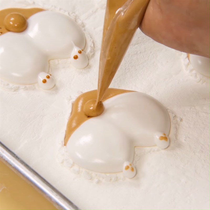 Step 5 Shape the candy Corgi bottom-shaped marshmallow