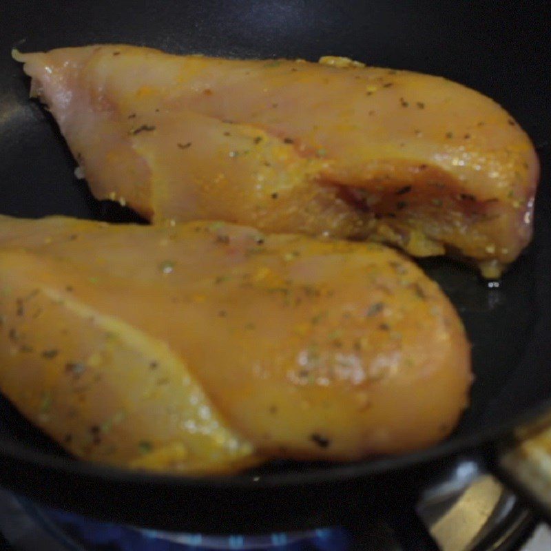 Step 3 Pan-fry the chicken Salad with oil and vinegar