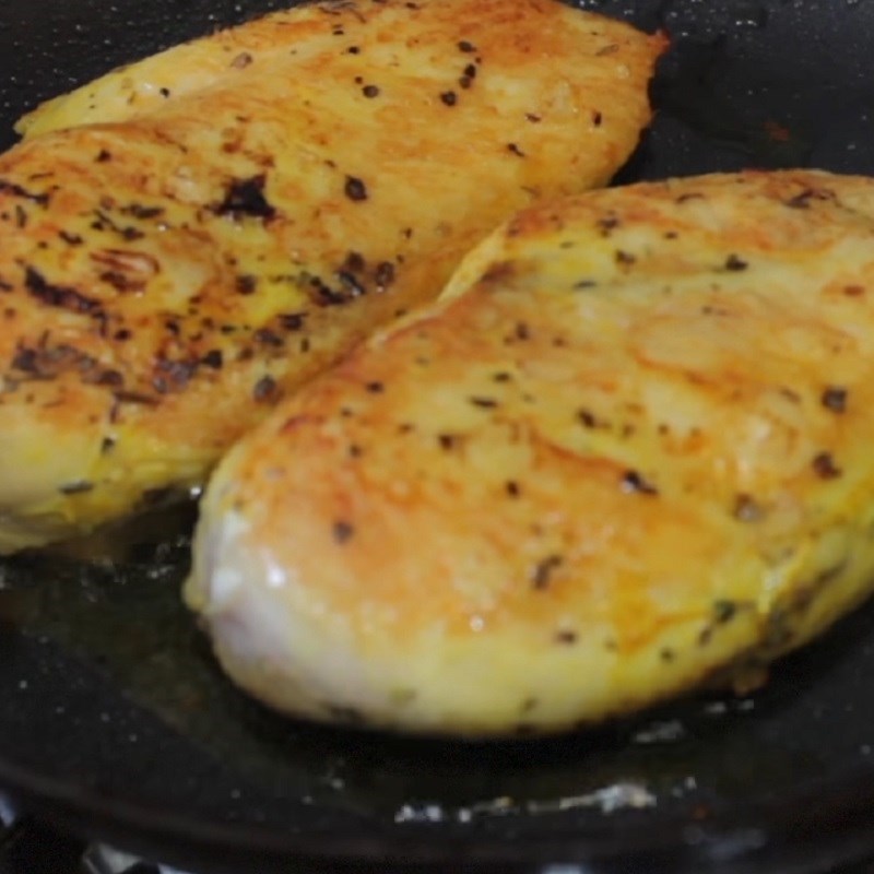 Step 3 Pan-fry the chicken Salad with oil and vinegar