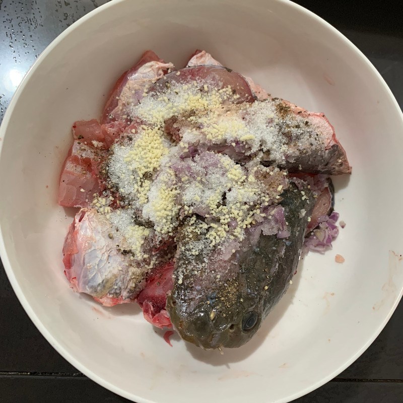 Step 2 Marinate snakehead fish for snakehead fish noodle soup