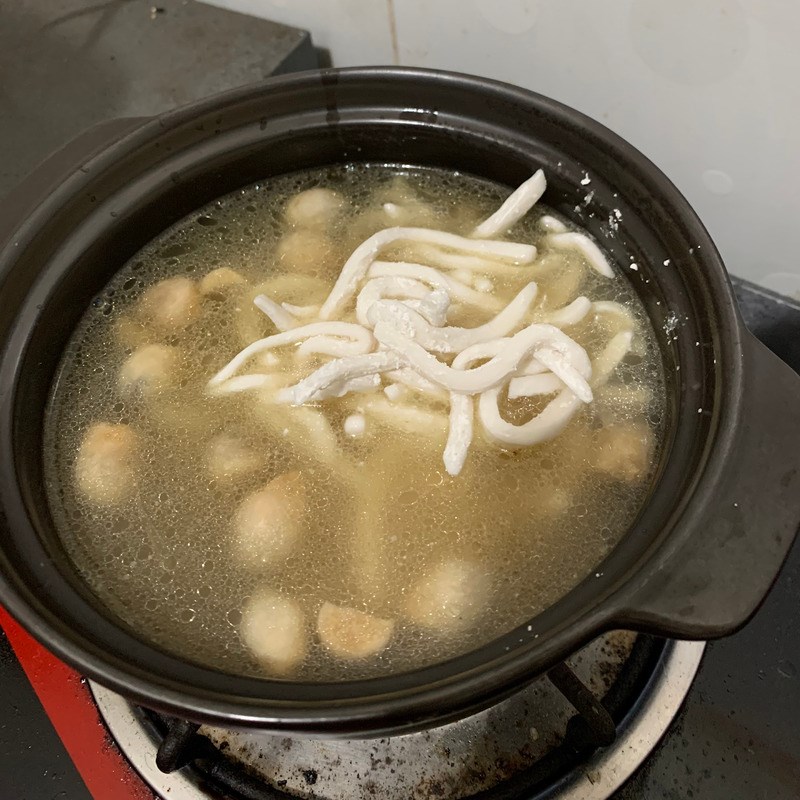 Step 6 Boil the cake flour for snakehead fish cake