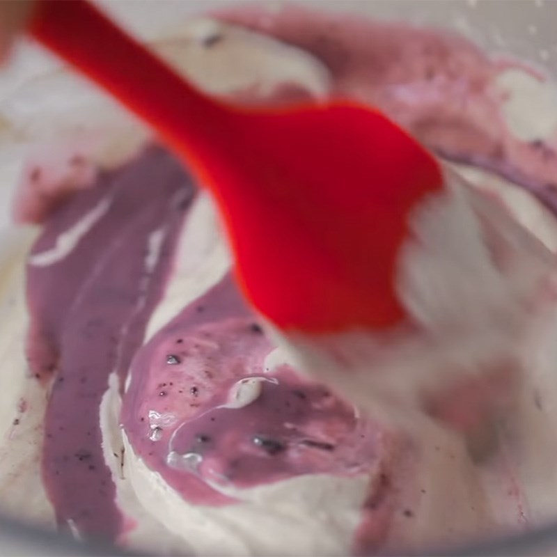 Step 5 Make blueberry yogurt cream mixture and make blueberry yogurt mousse cake