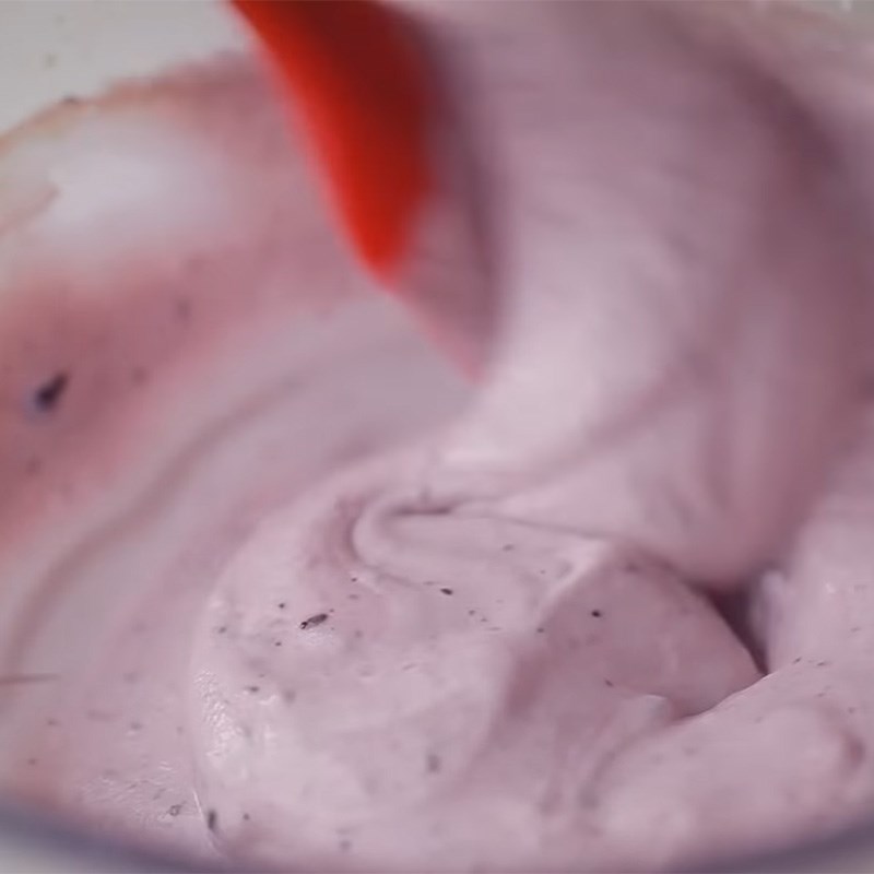 Step 5 Make blueberry yogurt cream mixture and make blueberry yogurt mousse cake