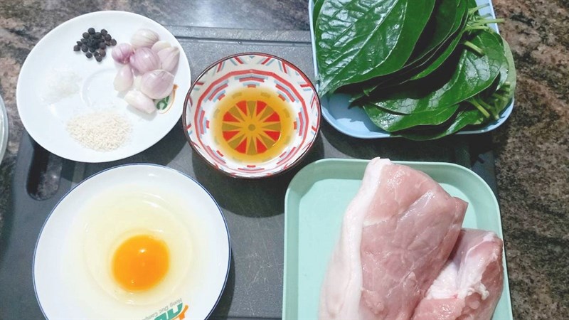 Ingredients for the dish of fried pork with betel leaves