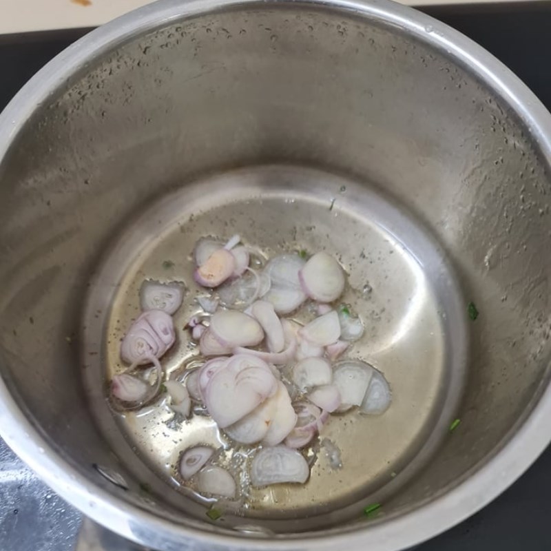 Step 2 Sauté shallots and make scallion oil for grilled oysters