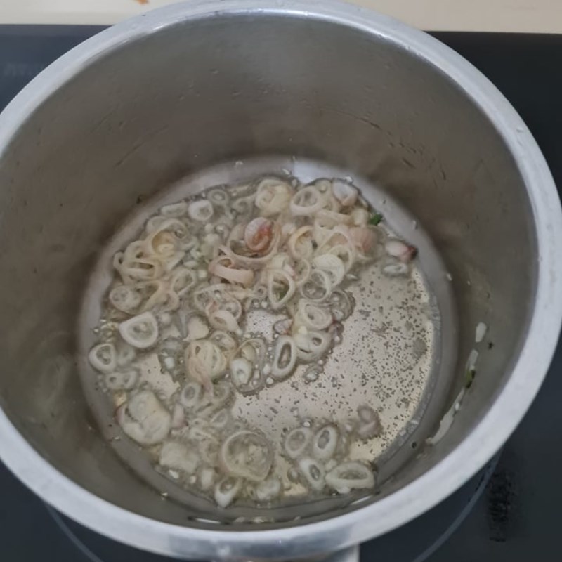 Step 2 Sauté shallots and make scallion oil for grilled oysters
