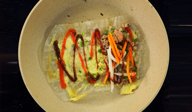 Step 3 Grilling the cake Rice paper with shrimp paste made with a non-stick pan