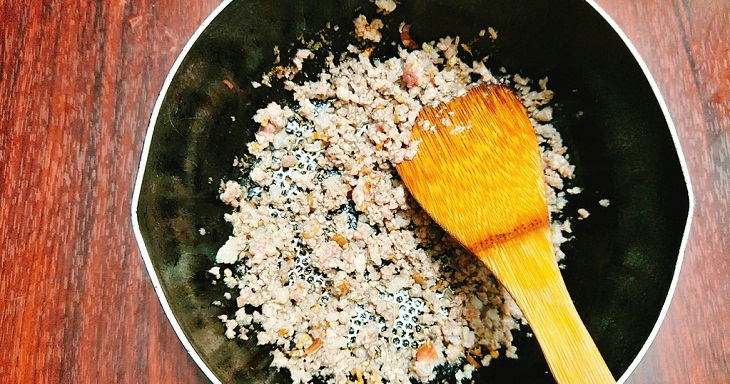 Step 2 Make the filling for Grilled Rice Paper with Shrimp Sauce
