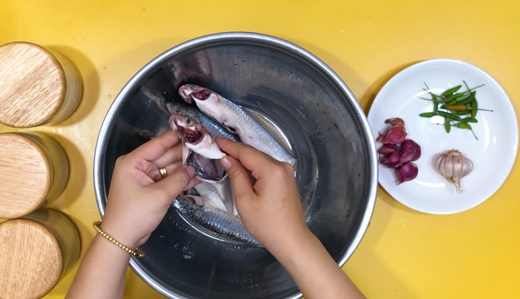 Step 1 Prepare and Marinate the Fish Braised Mullet with Tomatoes