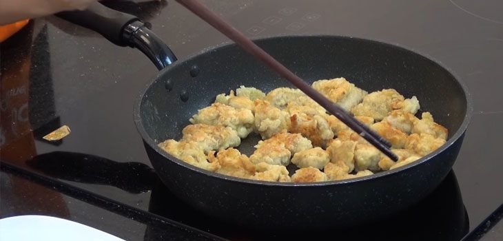 Step 2 Dip in batter and fry the chicken Fried chicken with sesame sauce