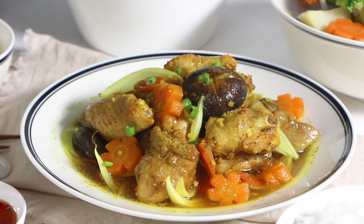 Step 4 Final product Chicken cooked with lemongrass and turmeric using a rice cooker
