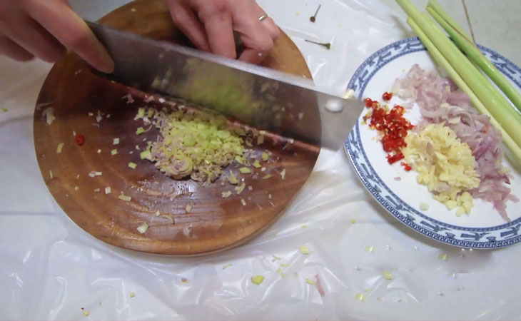 Step 1 Prepare the ingredients for Lemongrass Turmeric Chicken with a regular pot