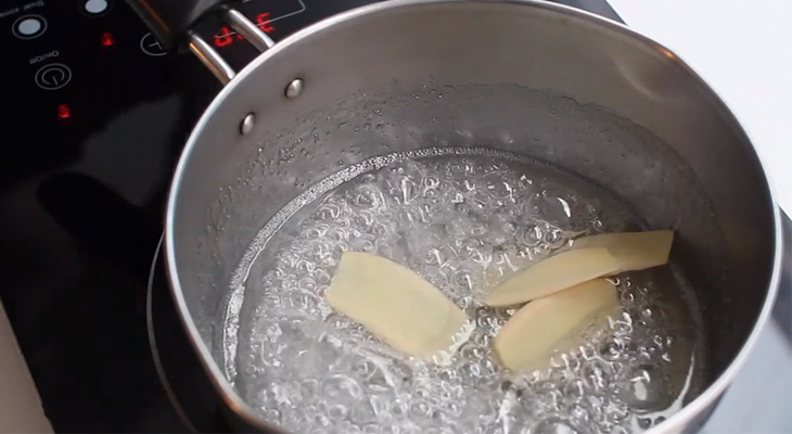 Step 2 Cook sugar syrup Candy lollipop with lemon and ginger
