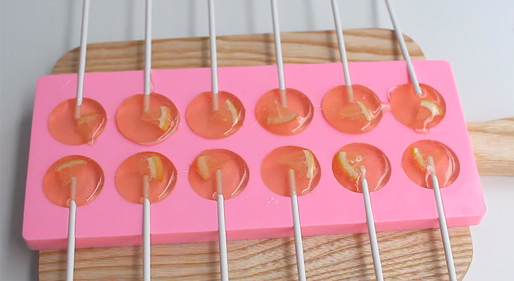 Step 3 Pour the candy mold Candy lollipop with lemon and ginger