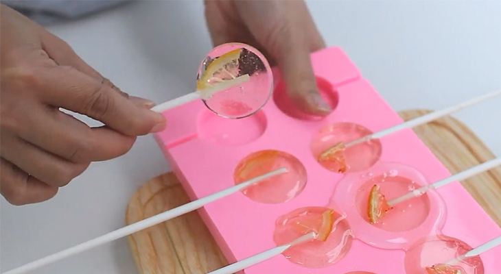Step 4 Complete the candy Candy lollipop with lemon and ginger