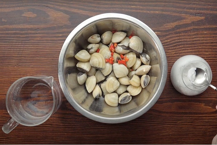 Step 1 Prepare the clams for Stir-fried Eggs with Clams