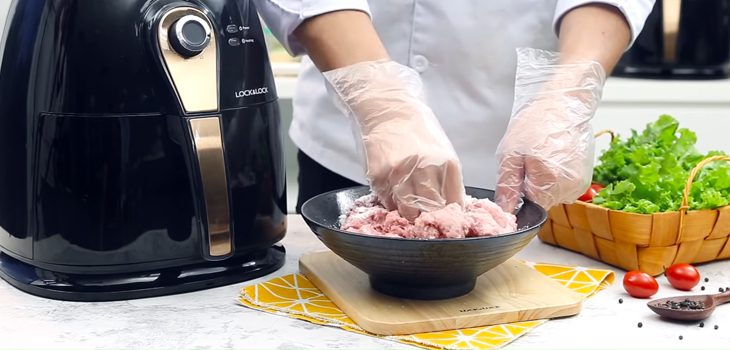 Step 1 Prepare ingredients and marinate pork for grilled sausages with air fryer