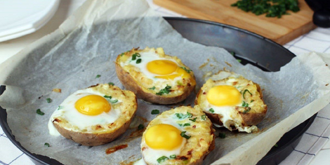 2 ways to make baked potatoes with egg and baked in golden sauce delicious 04447