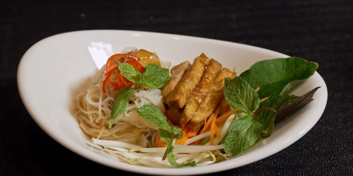 2 ways to make delicious simple stir fried noodles for a meal 08509