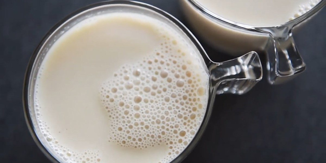 2 ways to make milk tea with toasted rice coconut water and sweet purple flowers 09372