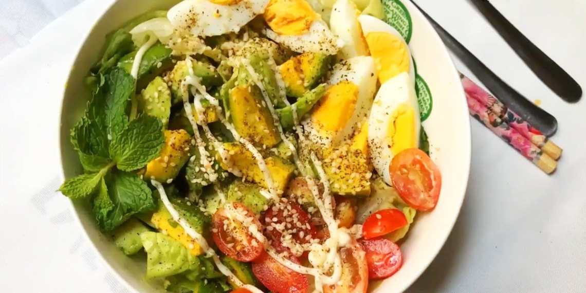 2 ways to make simple delicious avocado salad with eggs 04255