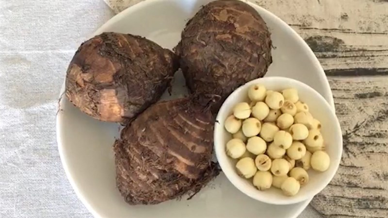 Ingredients for lotus seed milk dish