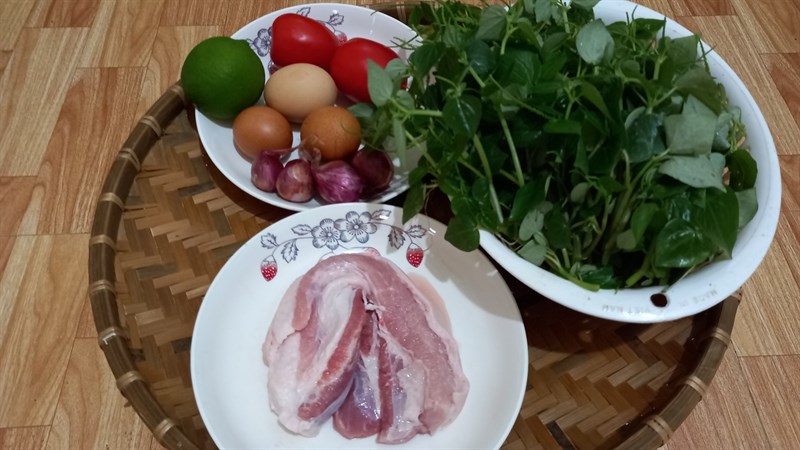 Ingredients for the dish of water morning glory mixed with eggs and meat