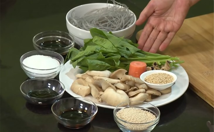 Ingredients for a delicious vegetarian vermicelli dish that is not sticky or mushy, simple to make at home