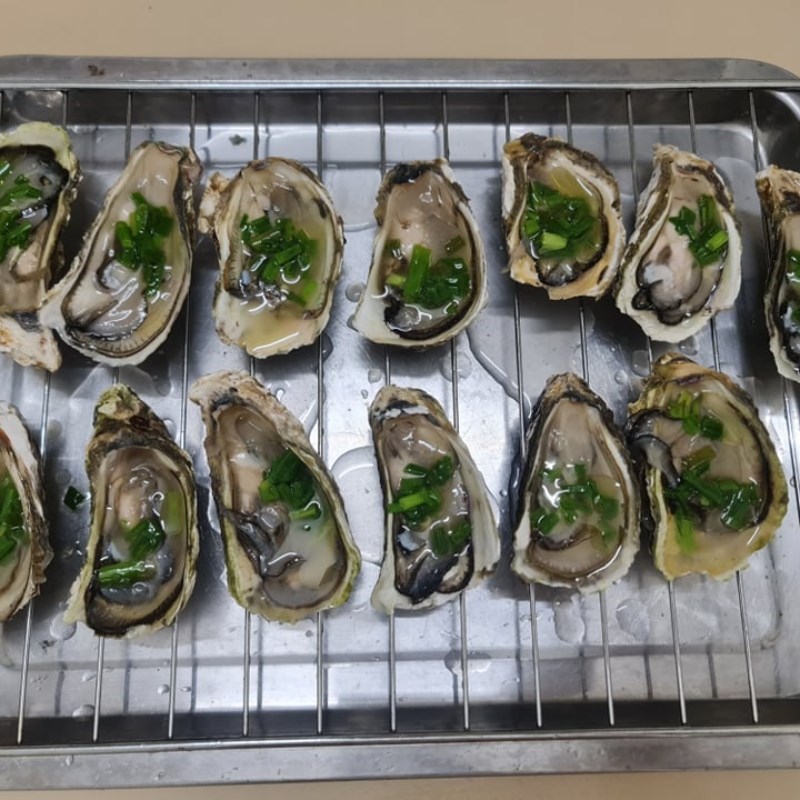 Step 3 Grill the oysters with scallion oil