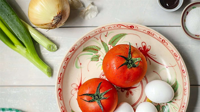 Ingredients for the 3 dishes of fried eggs with tomatoes, kimchi, and vegetables