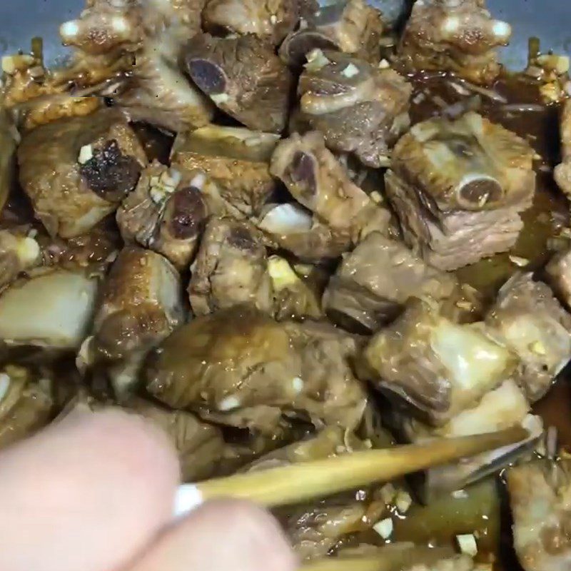 Step 3 Stir-fried ribs Ginger braised ribs