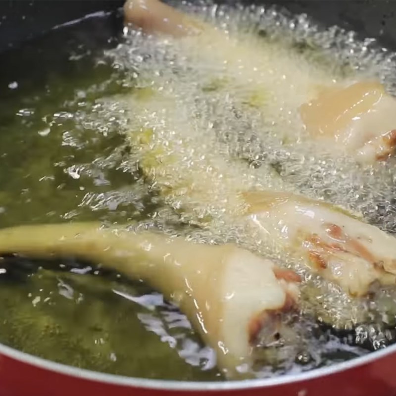 Step 4 Fry the pig's tail Fried pig's tail with tamarind fish sauce