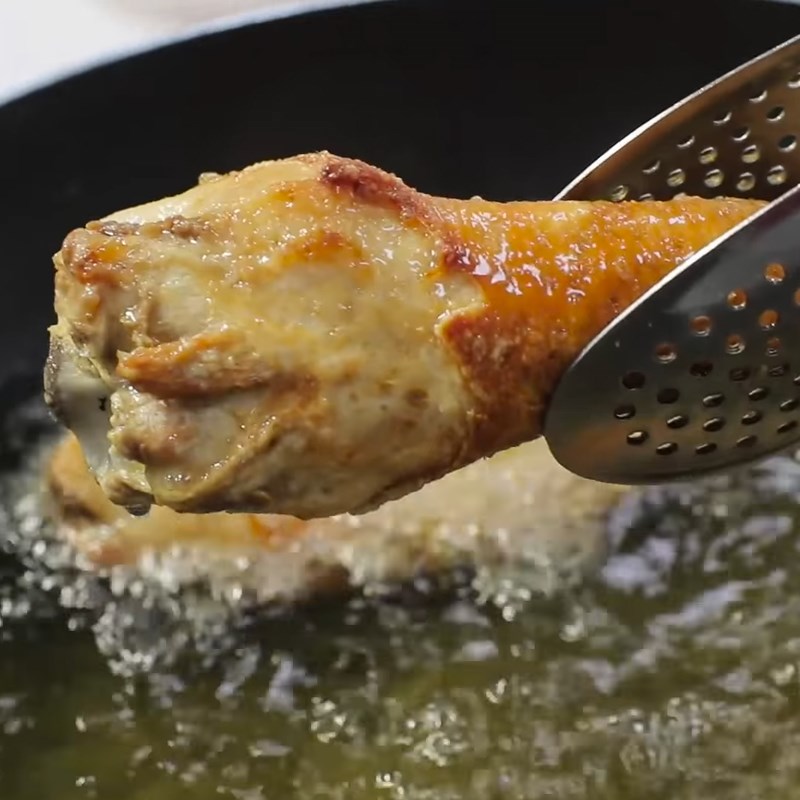 Step 4 Fry the pig's tail Fried pig's tail with tamarind fish sauce