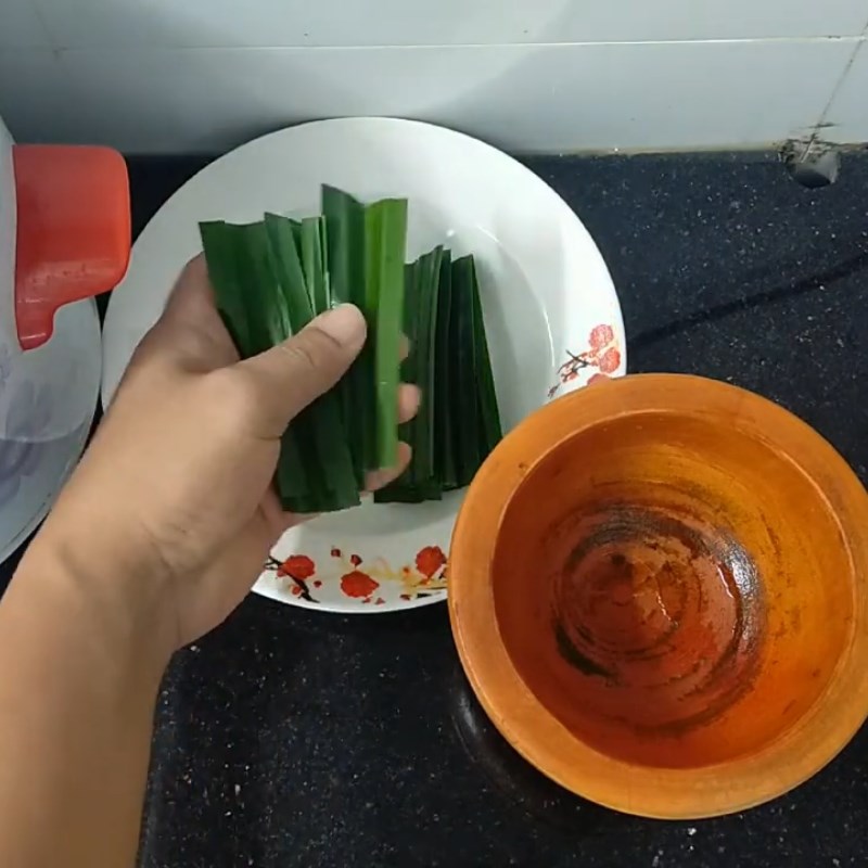 Step 2 Cut and pound pandan leaves Pandan leaf porridge