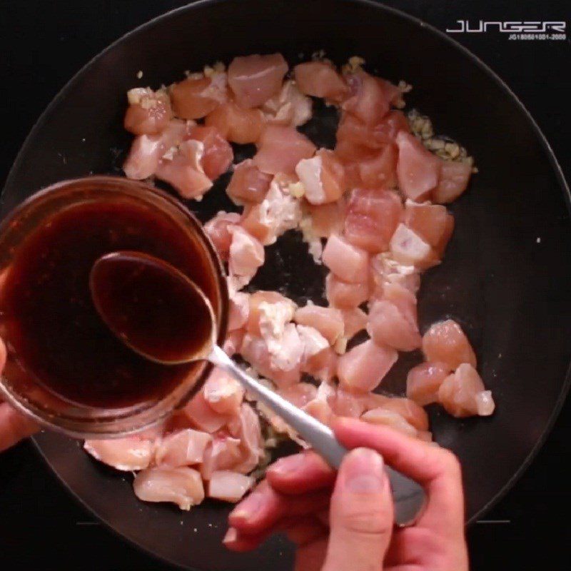 Step 4 Stir-fried chicken and vermicelli Chicken and vegetable vermicelli mix